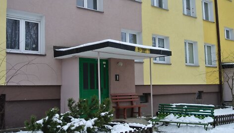 Augustave po renovacijos namai dažomi įvairiomis spalvomis