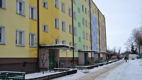 Augustave po renovacijos namai dažomi įvairiomis spalvomis
