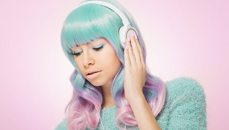 Mergina su ausinėmis