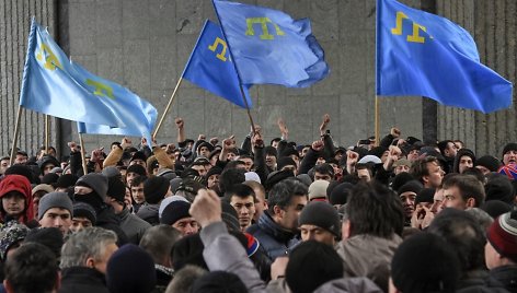 Krymo totoriai piketuoja už Ukrainos teritorinio vientisumo išlaikymą prie parlamento Simferopolyje