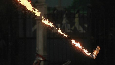 Skrieja Molotovo kokteilis, per protestą prieš degalų kainas Džakartoje