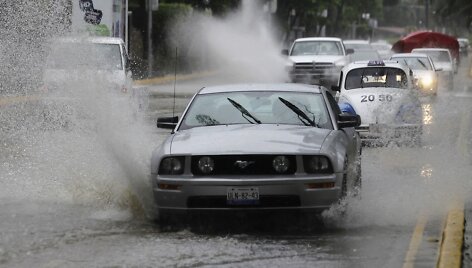 Automobilis važiuoja apsemta gatve