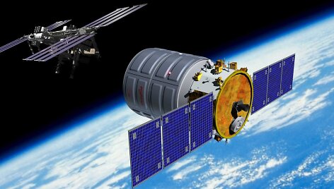 Erdvėlaivis &bdquo;Cygnus&ldquo;, kurį su palydovais į TKS pakels raketa ne&scaron;ėja.