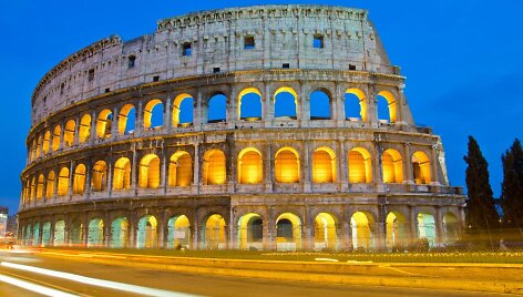 Italijos sostinėje Romoje prie Koliziejaus nuo &scaron;iol draudžiamas automobilių eismas. 