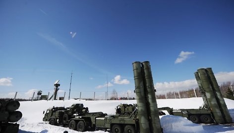 Rusijos raketų S-400 paleidimo sistemos