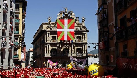 Dėl didžiulės baskų vėliavos teko atidėti festivalio pradžią.