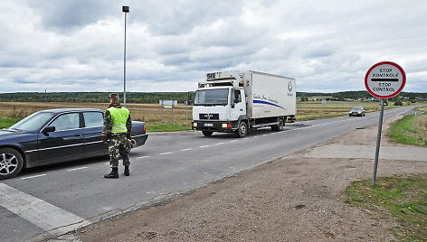 Pasienietis tikrina automobilius Širvių poste