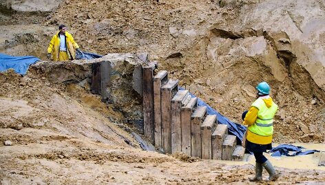 Archeologai dirba prie Pirmojo pasaulinio karo laikų požeminio tunelio. 