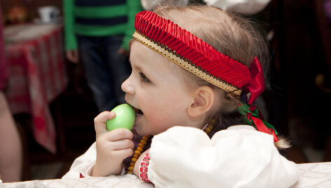 Velykų tradicijų popietės akimirka