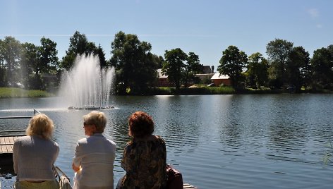 Veisiejų fontanas lankytojus stebina ir dieną ir naktį