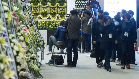 Gedintieji prie memorialo Pietų Korėjoje nuskendusio kelto Sewol aukoms