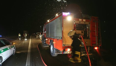 Prie Gargždų sudegė BMW 530
