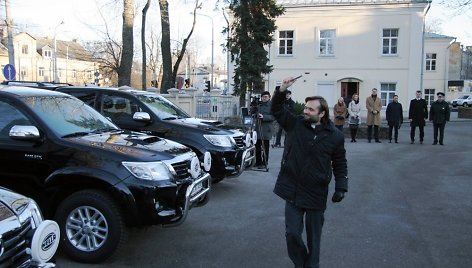 Automobilius ir naują techniką pašventino policijos kapelionas Algirdas Toliatas.