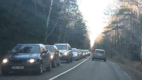 Ties Melnrage popietę susidarė kelių kilometrų automobilių spūstys.
