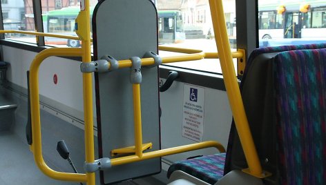 Autobusu važiavusios merginos buvo sužalotos, kai sprogo padanga. 