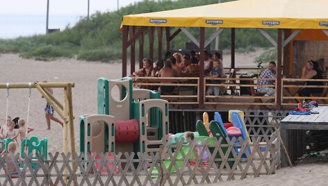 Poilsiautojai ir vakare laiką leido pliaže