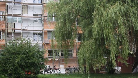 Klaipėdoje &scaron;iuo metu baigiama renovuoti daugiabutį Tilžės gatvėje. 