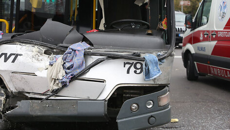 Vilniuje greitasis autobusas susidūrė su sunkvežimiu.