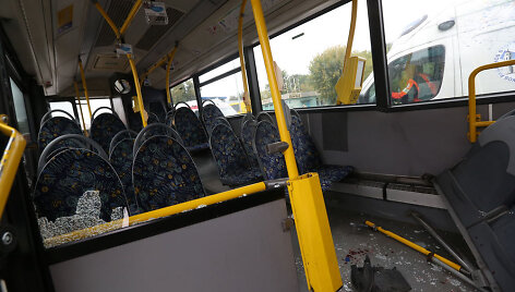 Vilniuje greitasis autobusas susidūrė su sunkvežimiu.