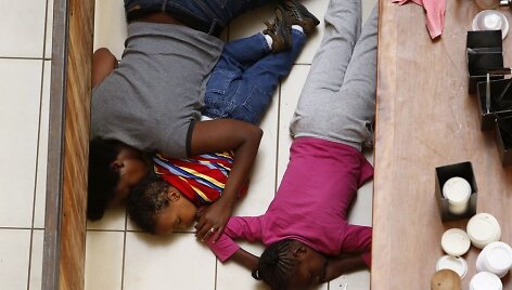 Moteris su vaikais prekybos centre slepiasi nuo somaliečių kovotojų.