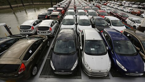 &bdquo;Ford&ldquo; automobiliai ant transporto laivo denio 