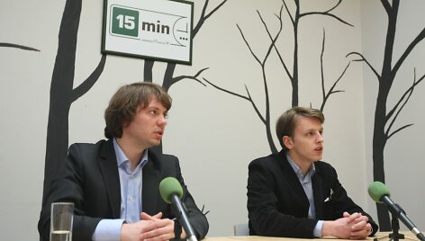 Palydovo &bdquo;Lituanica SAT-1&ldquo; kūrėjai Vytenis Buzas (k.) ir Laurynas Mačiulis
