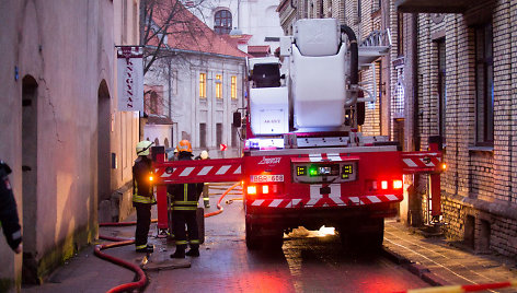 Pranciškonų gatvėje iš 4 aukštų gyvenamojo namo pastogės veržiasi dūmai