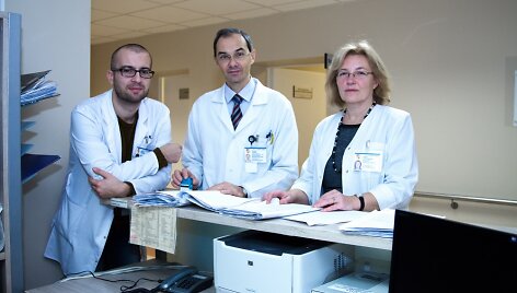 Kauno klinikų medikai Andrius Vainorius, Povilas Jaku&scaron;ka ir Loreta Jankauskienė