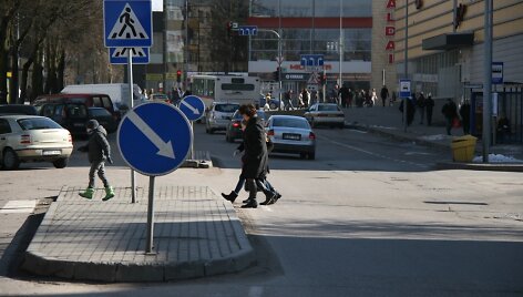 P.Cvirkos gatvės atkarpoje eismas vyksta viena kryptimi. Greta esančio prekybos centro savininkai siekia &scaron;ioje gatvėje įteisinti dviejų krypčių eismą.