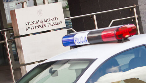 Policija prie teismo rūmų