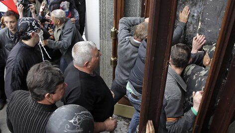 Riau&scaron;ininkai &scaron;turmuoja Luhansko srities administracijos pastatą