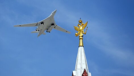 Strateginis bombone&scaron;is &bdquo;Tupolev Tu-160 Blackjack&ldquo;. Karinis paradas Maskvos Raudonojoje aik&scaron;tėje