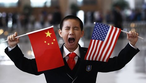 Berniukas laiko Kinijos ir JAV vėliavėles