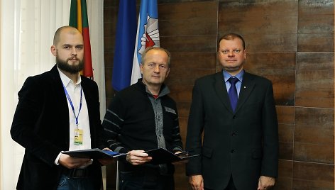 Policijos generalinis komisaras S.Skvernelis apdovanojo TV3 žurnalistą Vytautą Dovydaitį (kairėje) ir operatorių Albiną Bubelevičių (viduryje).