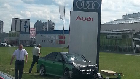 Sudaužytas &bdquo;Volvo&ldquo; įvykio vietoje