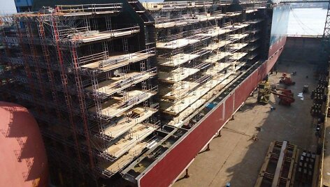 Pietų Korėjoje esančioje laivų statykloje &bdquo;Hyundai Heavy Industries Co., Ltd&ldquo;, kurioje Lietuvai statomas laivas &ndash; saugykla su dujinimo įrenginiu statybos darbai vykdomi tiksliai, kaip numatyta veiksmų plane.