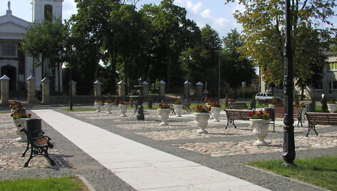 Aik&scaron;tėje prie&scaron;ais Lazdijų bažnyčią stovintys fontanai