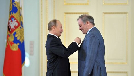 Vladimiras Putinas įteikia Darbo didvyrio apdovanojimą Valerijui Gergijevui.