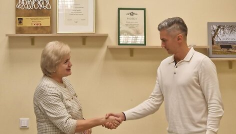 Bir&scaron;tono merė Nijolė Dirginčienė sveikina Giedrių Gustą