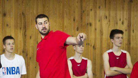 Jonas Valančiūnas treniravo jaunuosius krep&scaron;ininkus.
