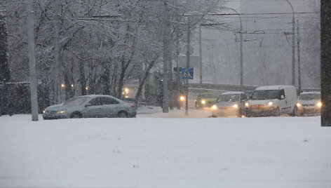 Eismą &scaron;alies keliuose sunkina plikledis ir &scaron;lapdriba