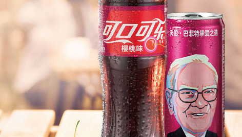 Milijardierius Warrenas Buffettas tapo „Cherry Coke“ „veidu“ Kinijoje