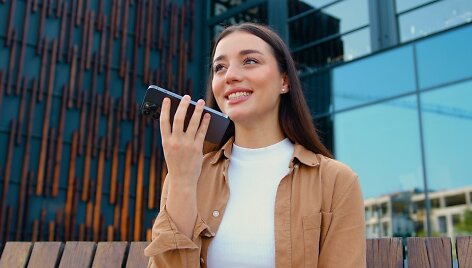 Mergina kalba telefonu