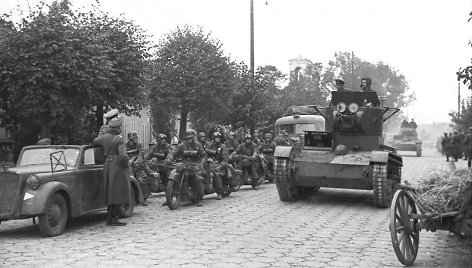 Vokiečių motociklininkai ir sovietų tankistai Brest-Litovske 1939 m. rugsėjį