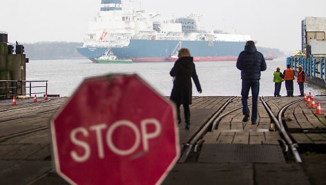 Klaipėdos uosto kanalą įveikęs „Independence“ prišvartuotas SGD terminale.