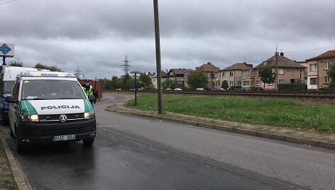Klaipėdos miesto centre policijos pareigūnai tikrino, kaip žmonės eina per geležinkelio bėgius.