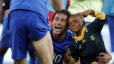 Neymaras su į aik&scaron;tę patekusiu berniuku