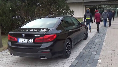 Sveikatos apsaugos ministerijai priklausantis BMW ant &scaron;aligatvio prie Seimo
