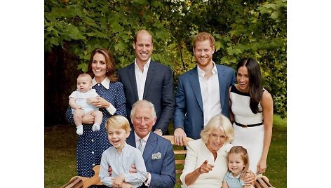 Princas Charlesas su žmona Camilla ir sūnų &scaron;eimomis