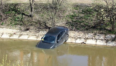 Automobilis vandenyje